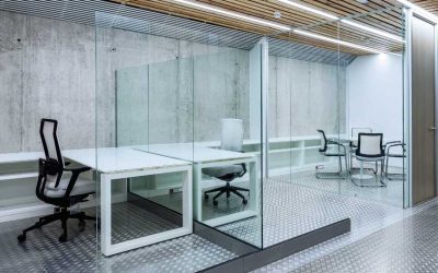 Biombos de cristal para crear espacios en tu oficina | LAAM