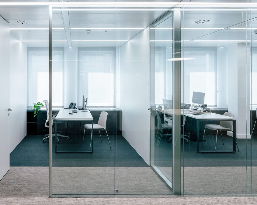 Reinventa tu despacho con las mamparas divisorias para oficinas